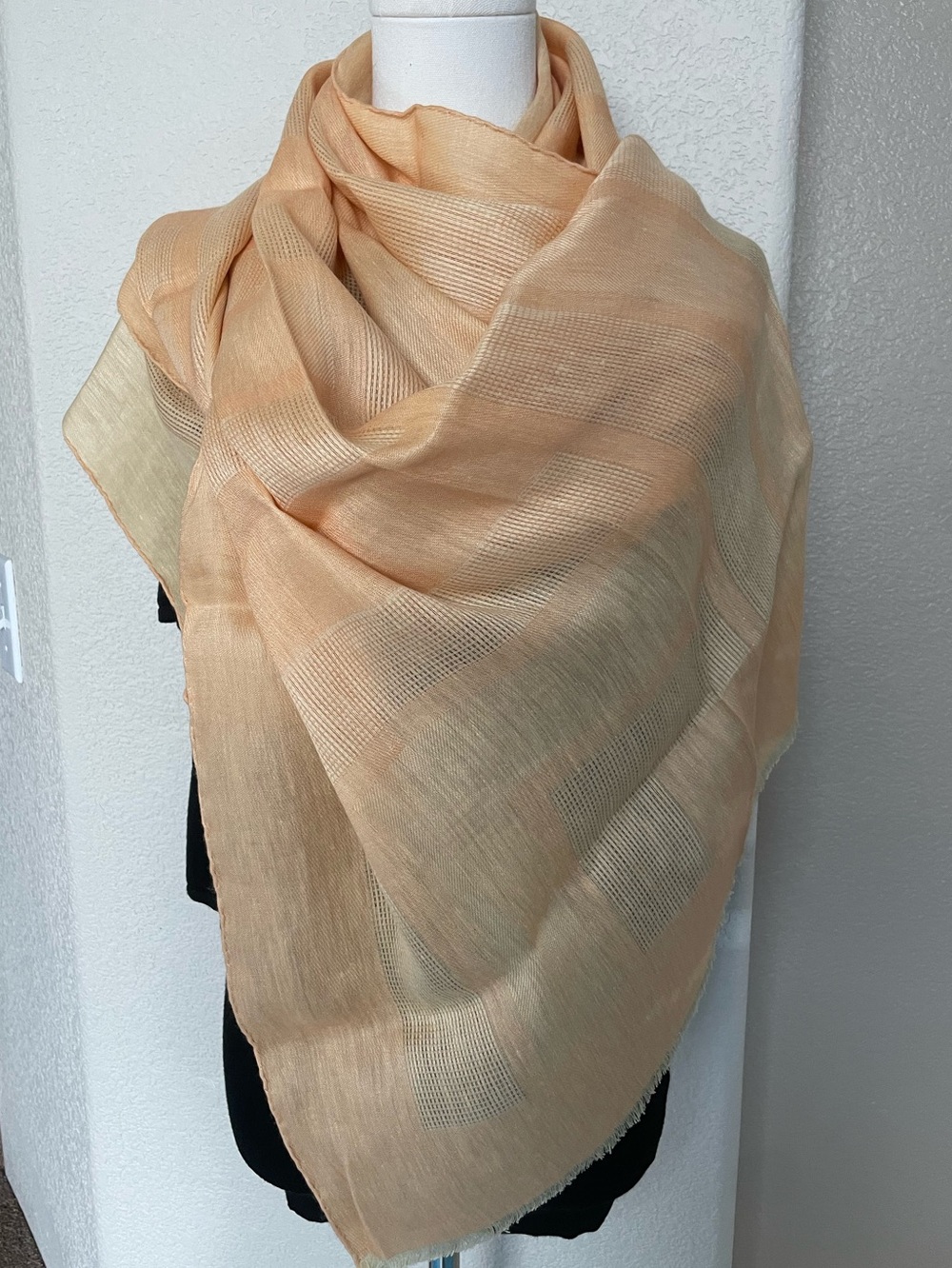 Salvatore Ferragamo Peach Linen Blend Geometric Open Weave Oversized Shawl Scarf - Picture 3 of 8